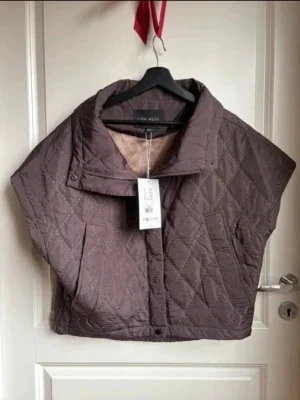Brun Copenhagen Muse Cape/Väst