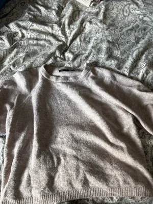 Beige stickad tröja med rund hals