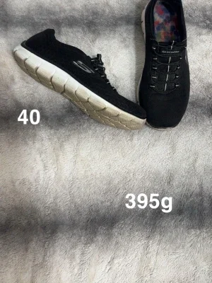 Svarta Skechers sneakers strl 40