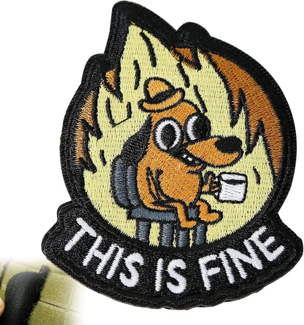 This is Fine Hund Patch, 1 stk Rolig Meme Broderte Merker, Taktisk Militær Moral Patch, Søte Applikasjonstilbehør for Ryggsekker, Vester, Jakker