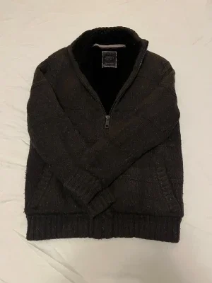 Stickad fodrad ull cardigan