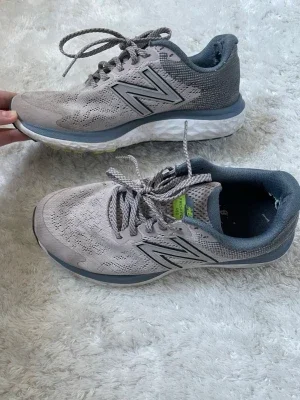 Grå New Balance sneakers mesh