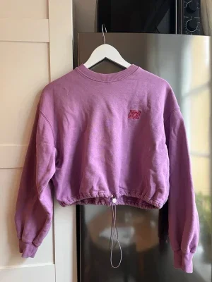 Lila cropped sweatshirt från Junkyard