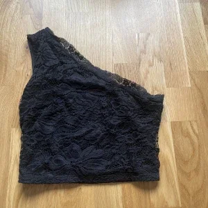 Svart spets one shoulder topp
