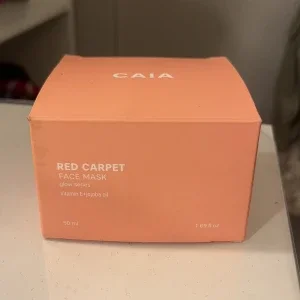 Caia red carpet facemask