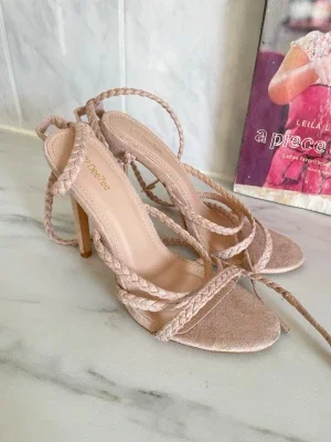 Beige flätade sandaletter från DeeZee