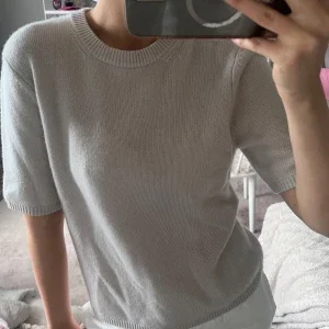 Ljusgrå stickad T-shirt i cashmere från H&M