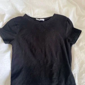 Svart t-shirt från Sisters Point