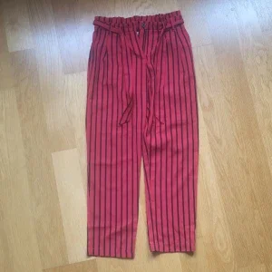 Randiga röda byxor från Lindex