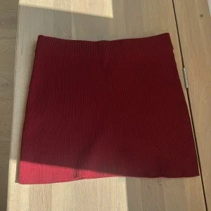 Ribbad vinröd kjol från Zara XS