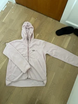 Ljusrosa fleecehoodie från Five Seasons