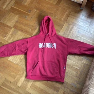 Röd hoodie från Hoodrich