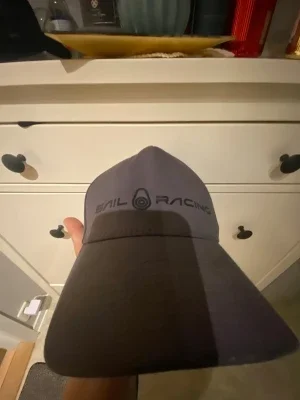 Mörkgrå keps från Sail Racing