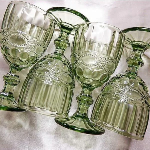 1 stk Europeisk stil vintage preget kronblad glass skåret rødvin glass juiceglass, beger grønn