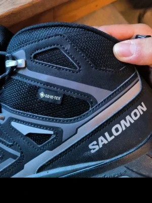 Svarta Salomon Gore-Tex kängor