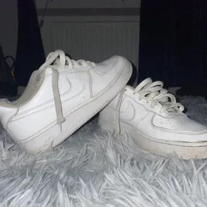 Vita Nike Air Force 1 sneakers