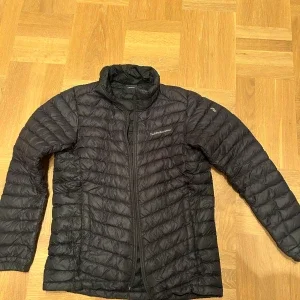 Svart dunjacka Peak Performance 170
