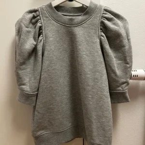 Grå sweatshirt med puffärm Second Female