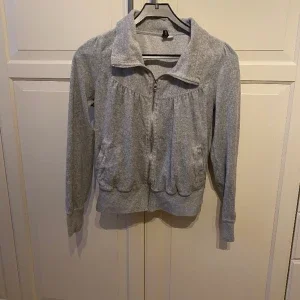 Grå zip up hoodie
