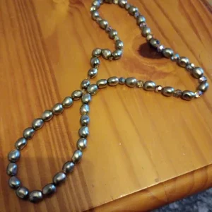 Halsband med stora pärlor.