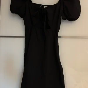 Svart kort klänning med puffärm och cut-out