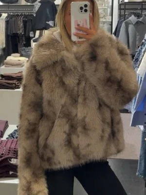 Beige fluffig pälsjacka från MbyM