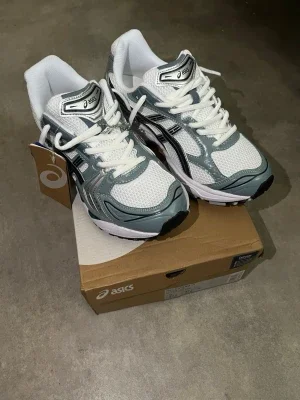 ASICS vita och grå sneakers