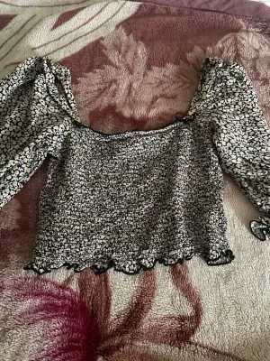 Blommig croppad blus med puffärm