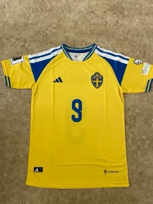 Sverige matchtröja Isak #9 Adidas