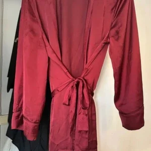 Vinröd satin morgonrock h&m