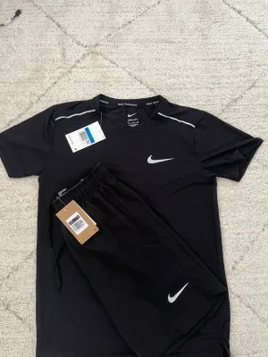 Svart Nike träningsset herr