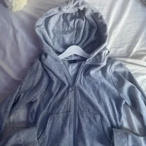 Grå zip up sweater