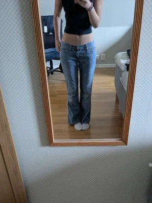 Blå bootcut jeans med låg midja