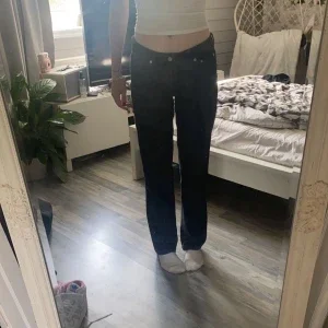 Svarta låg midjade jeans
