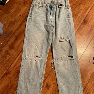 Ljusblå ripped jeans med raka ben