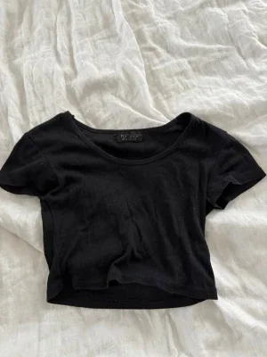 Svart croppad topp från Topshop