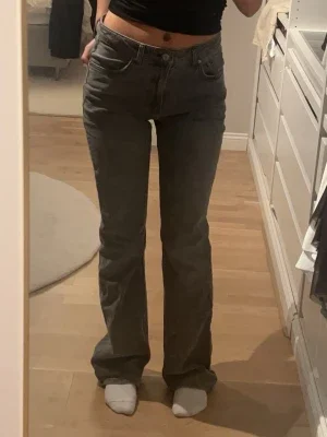 Grå gina jeans