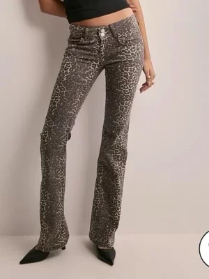 Leopardmönstrade jeans från Nelly