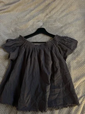 Grå offshoulder blus i bomull