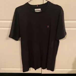 Svart Les Deux T-shirt