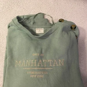 Grön sweatshirt från & Other Stories