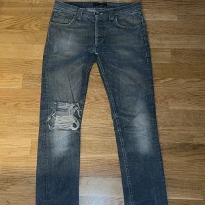 Blå slitna jeans från Nudie Jeans