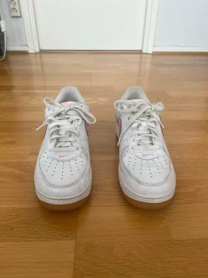 Nike Air Force 1 Low Retro White Pink – Storlek 44