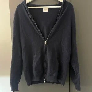 Mörkblå Kashmir hoodie John Henric