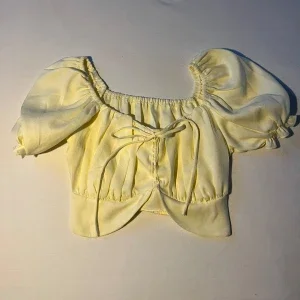 Gul blus med puffärmar