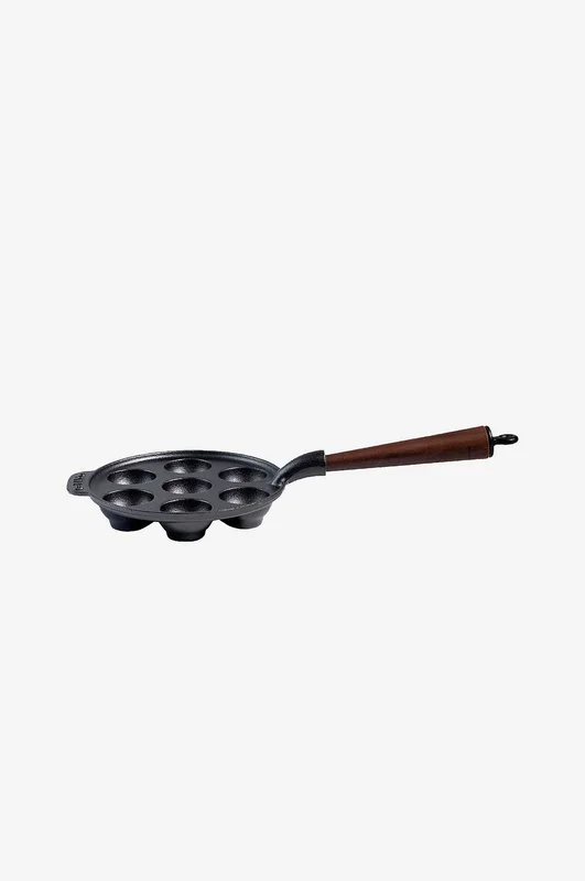 Carl Victor - Munkepanne med trehåndtak diameter 22 cm - Svart - Stekepanner & grillpanner - Fra Homeroom