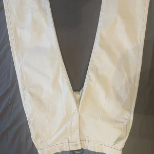 Beige slim fit chinos från Dressmann