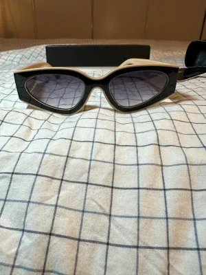 Beige och svarta solglasögon Chanel