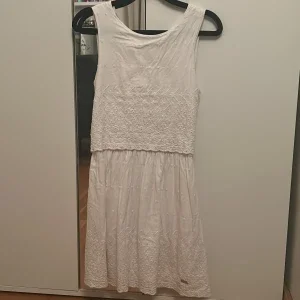 Vit ärmlös klänning med broderi