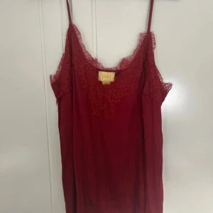 Vinrött spetslinne från H&M